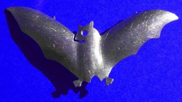 Fledermaus Schmuck-Brosche aus Aluminium